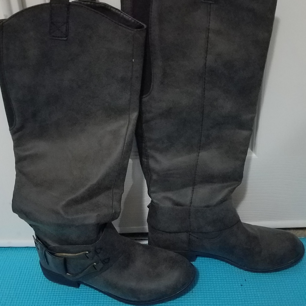 Size 7 grey riding boots.